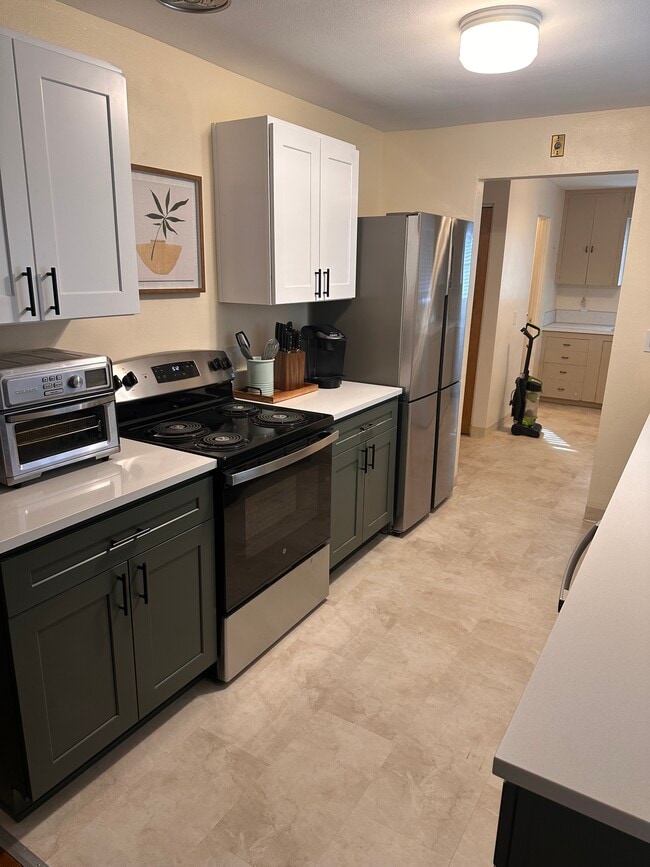 Foto del edificio - 8018 MacArthur Blvd