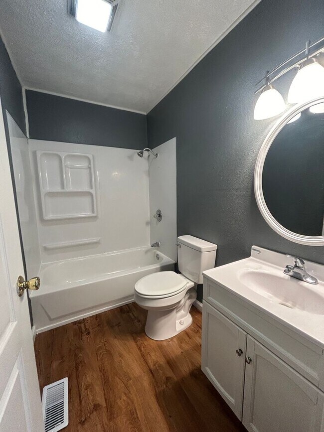 Building Photo - 3 Bedroom Available Now!