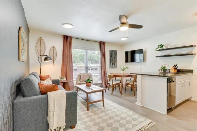 Foto del edificio - 2401 Manor Rd