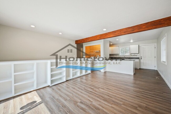 Foto del edificio - 4 Bedroom 2 Bath Home with 2-Car Detached ...