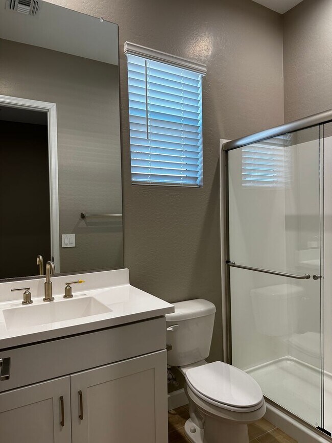 Foto del edificio - LIKE NEW SINGLE LEVEL 4 BEDROOM HOME IN PEORIA