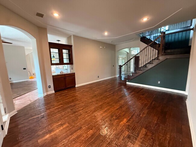 Building Photo - 518 Creekside Dr