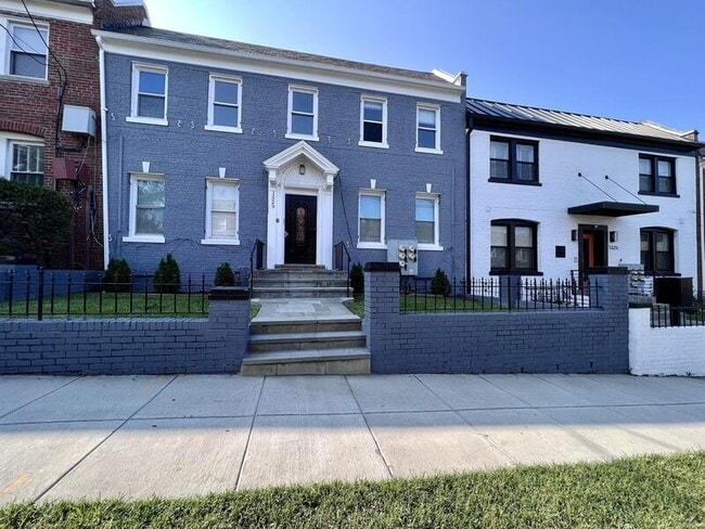 Building Photo - 1329 Adams St NE