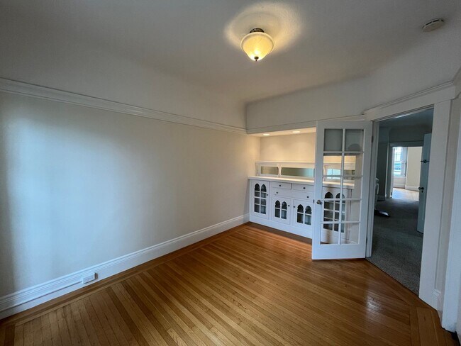 Building Photo - Top Floor 2-Bedroom Apartment in Lower Pac...