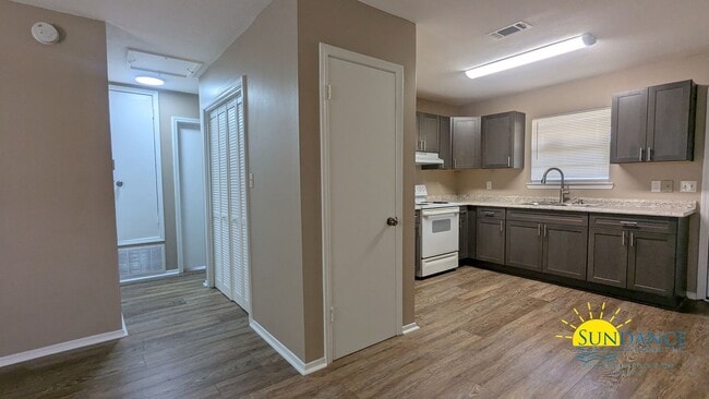 Building Photo - Cozy 2 Bedroom, 1 Bath End Unit in Fort Wa...