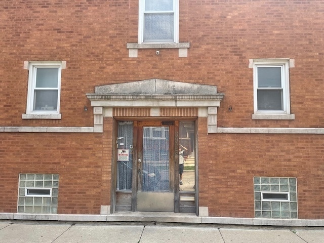 Building Photo - 3925 W Wellington Ave