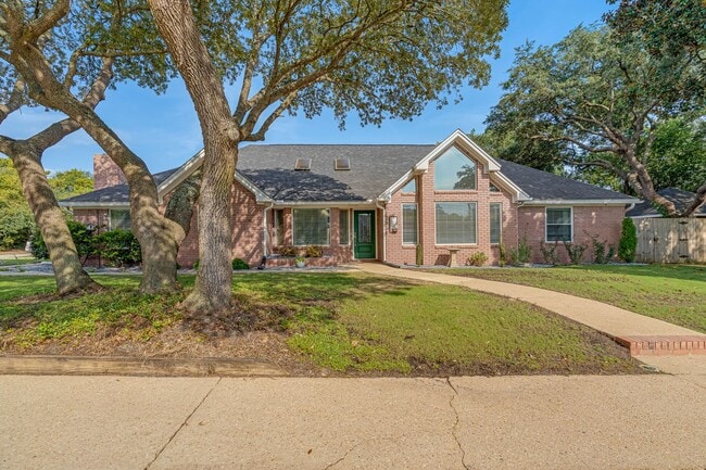 Building Photo - Welcome home to Navarre