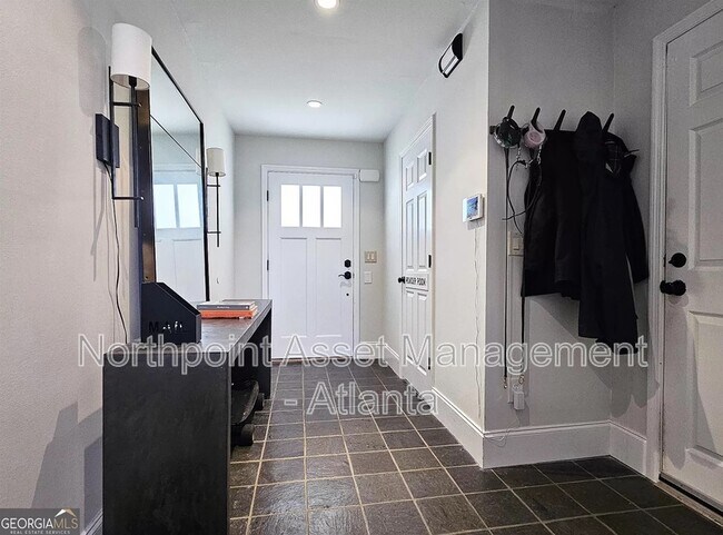 Building Photo - 1438 Hillpine Ln NE
