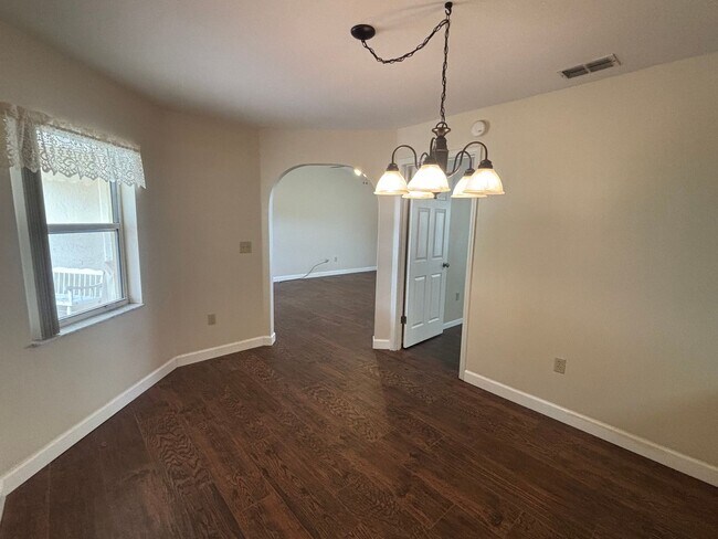 Building Photo - 3 Bed , 2 Bath. Garage Lovers Paradise!! M...