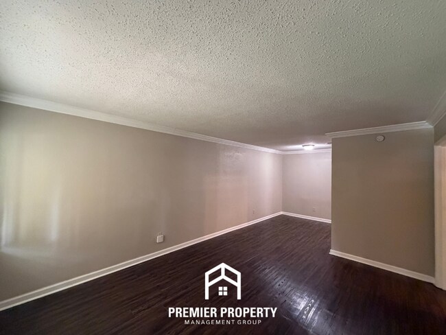 Foto del edificio - Charming 3BR/2BA East Memphis Home | 1,795 Sq Ft, Hardwood Floors & Fireplace