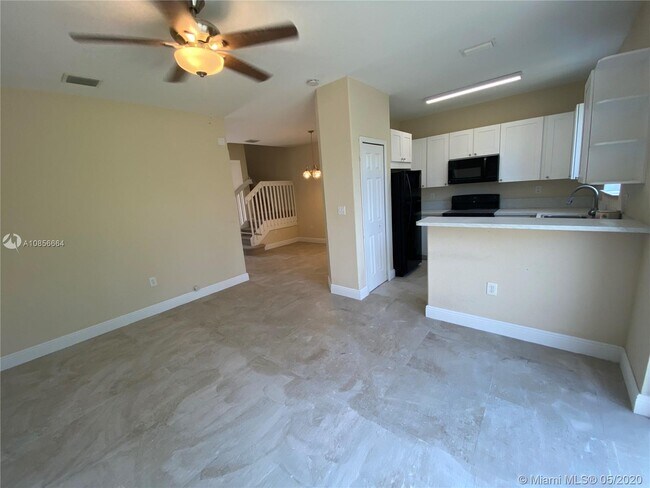 Building Photo - 1431 SE 24th Ct
