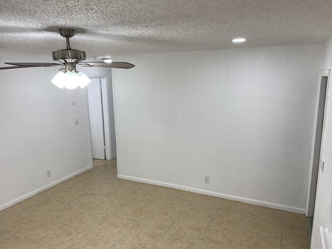 Building Photo - 4500 Pinewood Ave