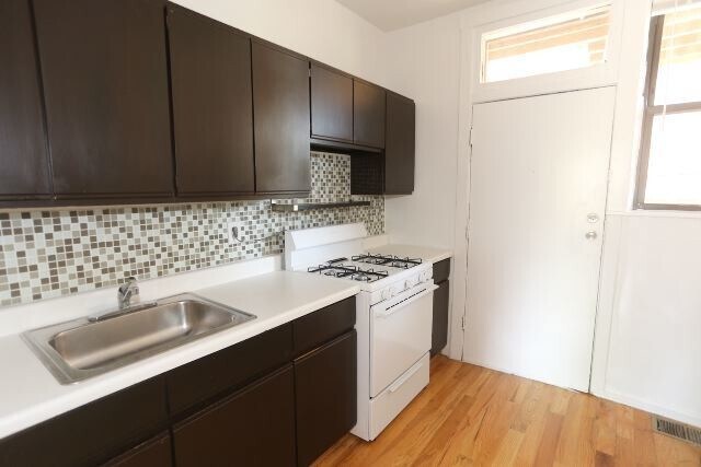 Foto del edificio - 823 W Waveland Ave