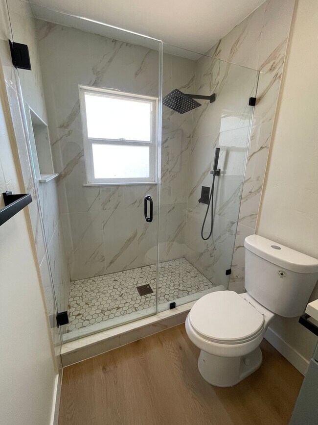 Foto del edificio - Beautiful 3br, 2b Duplex