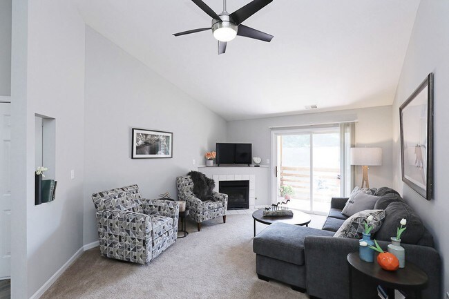 Amplio y acogedor salón en Compass Pointe: perfecto para relajarse o recibir invitados con estilo. - Compass Pointe Apartments