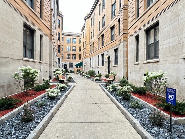 Building Photo - 419 W Belden Ave