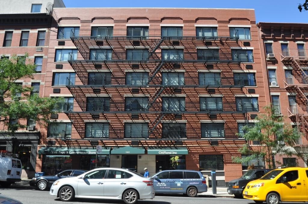 Primary Photo - 1661 York Ave