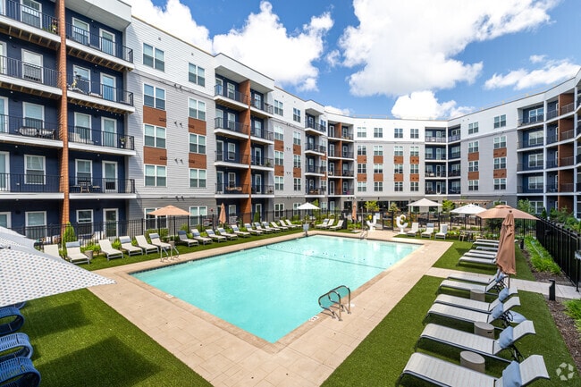 Building Photo - Aria on the Row