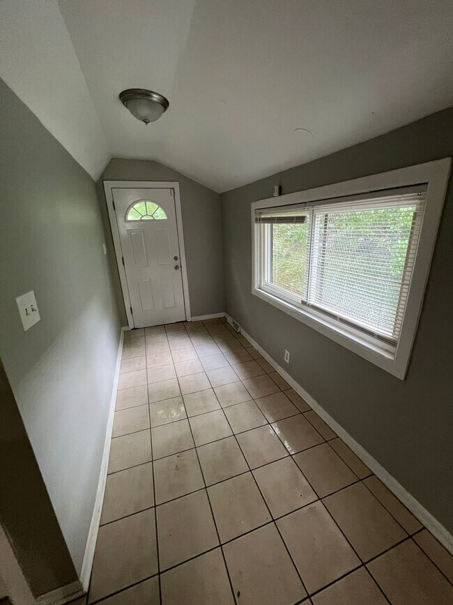 Building Photo - Recently updated this 3 bed 1 bath feature...