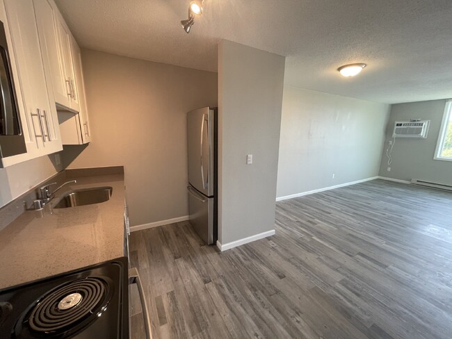 Building Photo - "Charming 1 Bed, 1 Bath Apartment in Prime...