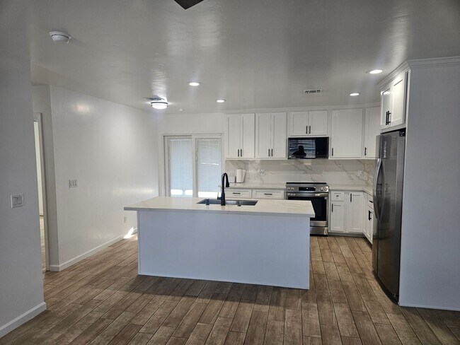 Foto del edificio - 1st MONTH'S RENT FREE!!! 3 Bedroom Home Located in Bullhead City