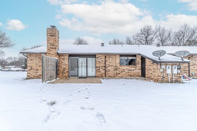 Building Photo - Rogers Duplex in Desirable Location!