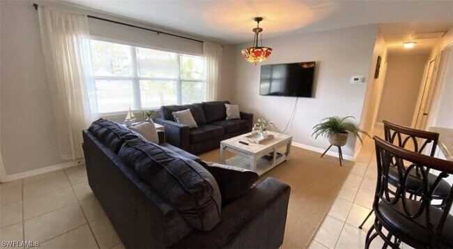 Foto del edificio - 8718 Beacon St