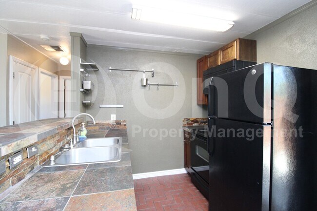 Foto del edificio - 1021 E Harry St