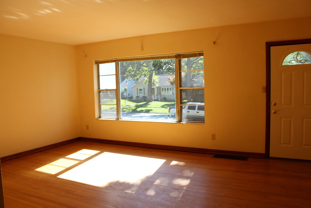 Primary Photo - 1022 W Lawrence St