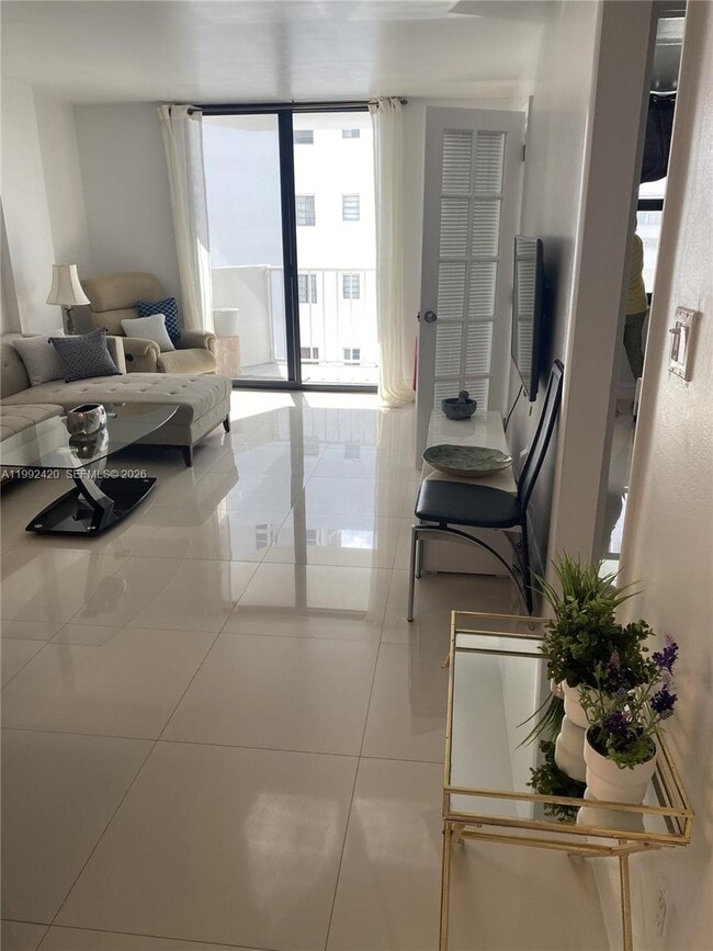 Building Photo - 4301 Collins Ave