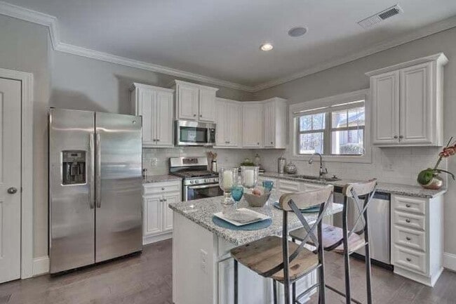Building Photo - 184 Niblick Dr