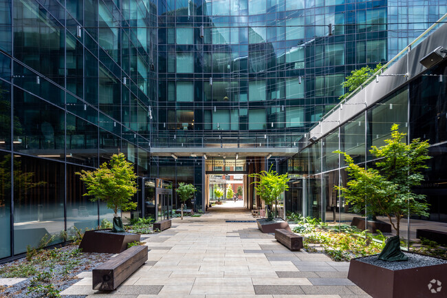 Courtyard between buildings - Crossing DC