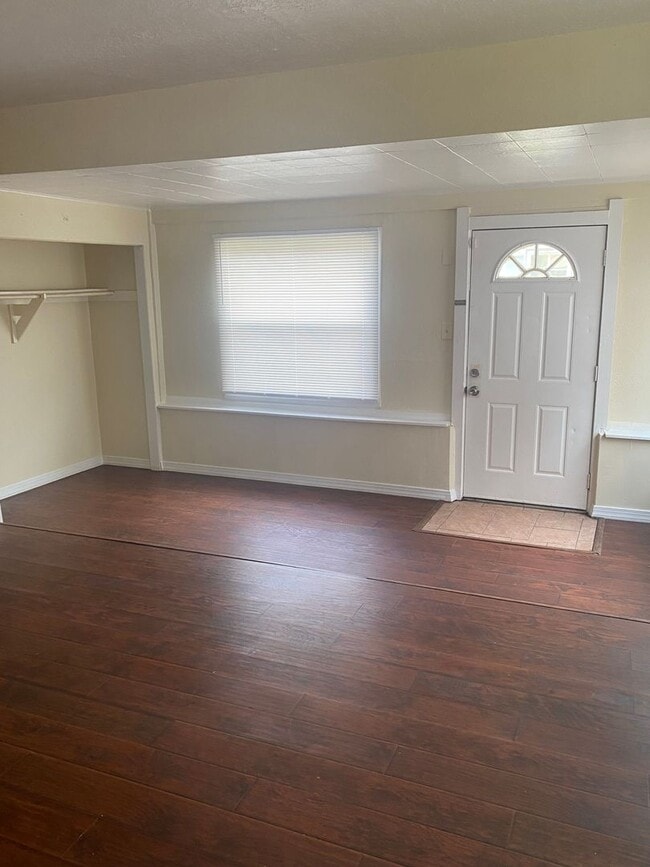 Building Photo - JUST LISTED- 3 BEDROOM 1 BATH HOME LARGE FAMILY ROOM