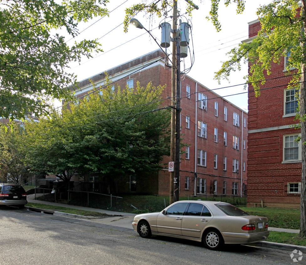 Primary Photo - 1442 Somerset Pl NW