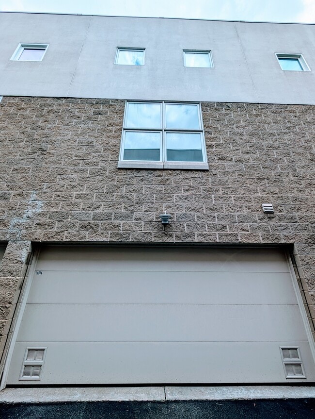 Building Photo - 2800 N Talman Ave