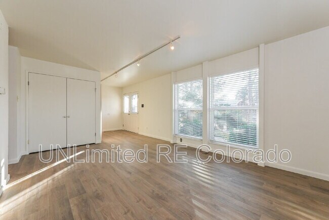 Foto del edificio - 10321 E Evans Ave