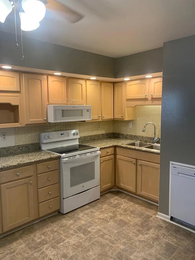 Foto del edificio - 1094 Briarwood Dr