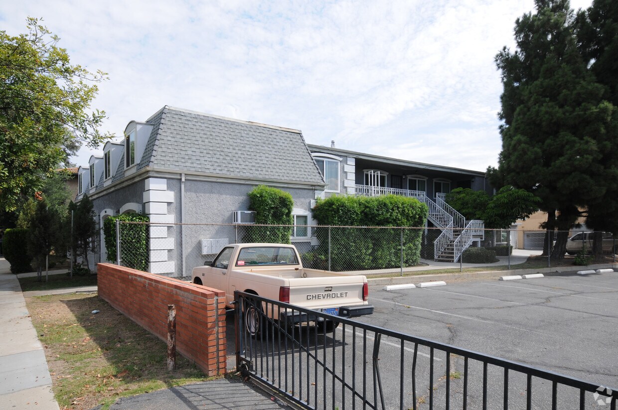 Building Photo - 3460 Cedar Ave