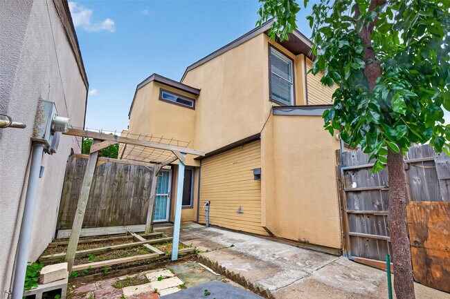 Foto del edificio - 12317 Crest Lake Dr