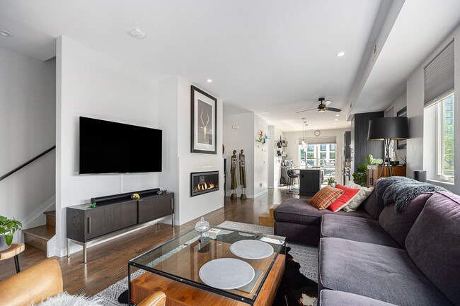 Foto del edificio - End unit 2bed/2.5 bath plus bonus office/r...