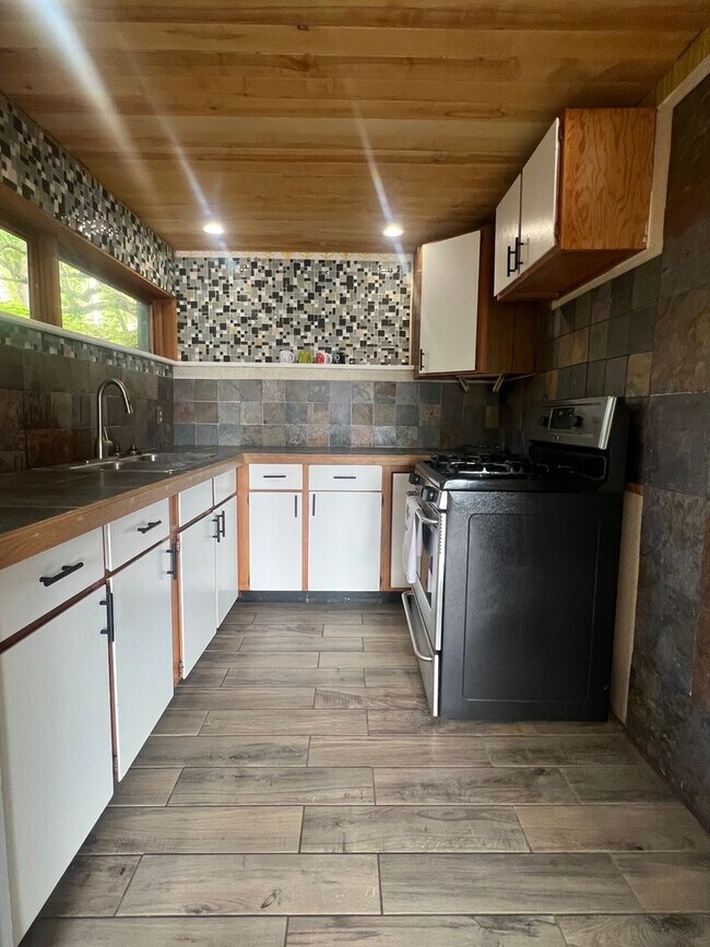 Building Photo - 1051 Northshore