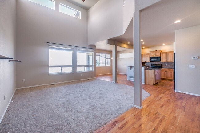 Building Photo - 4-Bed 4-Bath Home Located off of Drake in ...