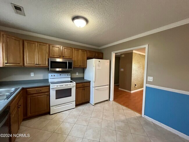 Building Photo - 206 Honeysuckle Dr