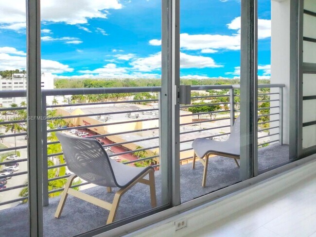 Foto del edificio - 1720 Harrison St