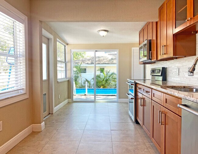 Foto del edificio - Charming Two-Story Pool Home Near Downtown...