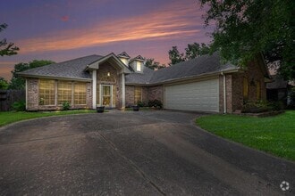 Building Photo - 1813 Oakwood Dr E