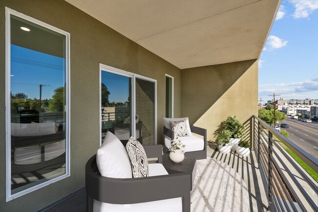 Foto del edificio - 13853 Victory Blvd