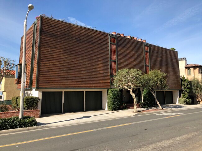 Building Photo - 2513 Manhattan Ave