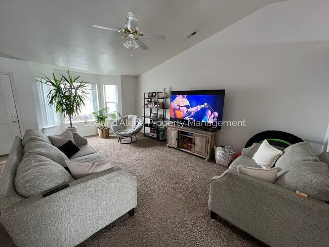 Foto del edificio - 3 bed, 2 bath house in fantastic location!