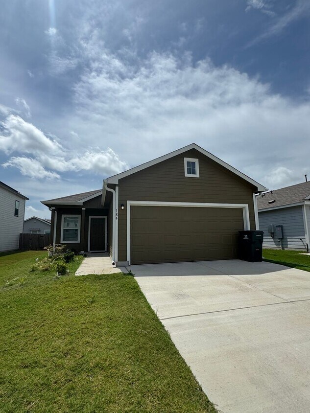 Foto principal - 3 Bed 2 Bath 2 Car Garage Home in Maxwell ...